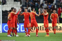 后续： 雨战重启！荷兰vs瑞典比赛中断一小时后恢复，场地条件依然糟糕