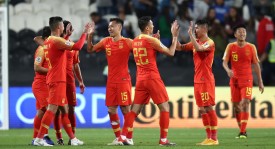 后续： 雨战重启！荷兰vs瑞典比赛中断一小时后恢复，场地条件依然糟糕